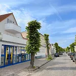 LIGHTHOUSE HOMES - Premium 90qm Ferienwohnung mit 2SZ und Terrasse am Kirchenplatz, 500m zum Strand