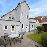 LIGHTHOUSE HOMES - Premium 90qm Ferienwohnung mit 2SZ und Terrasse am Kirchenplatz, 500m zum Strand