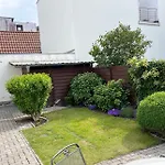 LIGHTHOUSE HOMES - Premium 90qm Ferienwohnung mit 2SZ und Terrasse am Kirchenplatz, 500m zum Strand