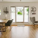 LIGHTHOUSE HOMES - Premium 90qm Ferienwohnung mit 2SZ und Terrasse am Kirchenplatz, 500m zum Strand