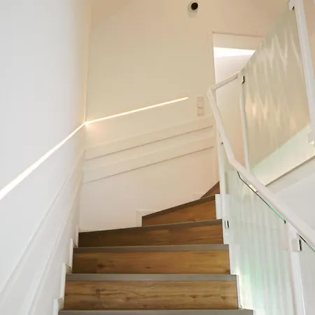 LIGHTHOUSE HOMES - Premium 90qm Ferienwohnung mit 2SZ und Terrasse am Kirchenplatz, 500m zum Strand Apartment *