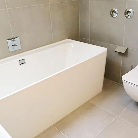 LIGHTHOUSE HOMES - Premium 90qm Ferienwohnung mit 2SZ und Terrasse am Kirchenplatz, 500m zum Strand Apartment Rostock