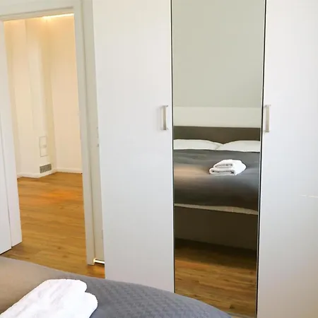 LIGHTHOUSE HOMES - Premium 90qm Ferienwohnung mit 2SZ und Terrasse am Kirchenplatz, 500m zum Strand Rostock