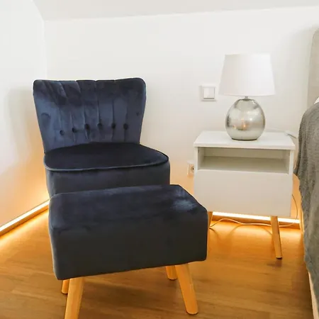 LIGHTHOUSE HOMES - Premium 90qm Ferienwohnung mit 2SZ und Terrasse am Kirchenplatz, 500m zum Strand Rostock