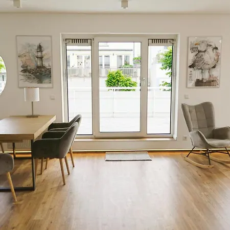 LIGHTHOUSE HOMES - Premium 90qm Ferienwohnung mit 2SZ und Terrasse am Kirchenplatz, 500m zum Strand Apartment