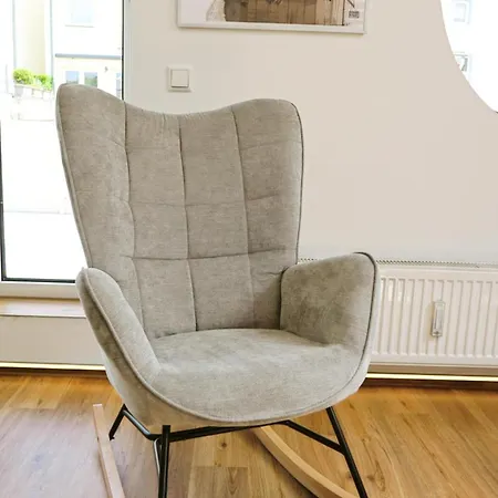 LIGHTHOUSE HOMES - Premium 90qm Ferienwohnung mit 2SZ und Terrasse am Kirchenplatz, 500m zum Strand * Rostock