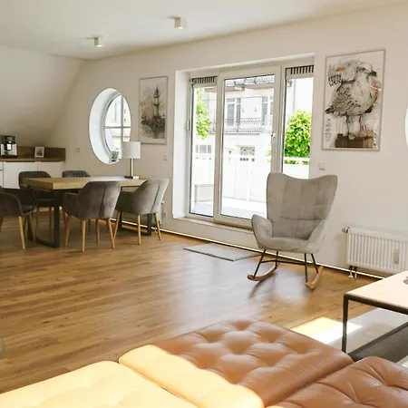 LIGHTHOUSE HOMES - Premium 90qm Ferienwohnung mit 2SZ und Terrasse am Kirchenplatz, 500m zum Strand Apartment *