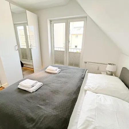 LIGHTHOUSE HOMES - Premium 90qm Ferienwohnung mit 2SZ und Terrasse am Kirchenplatz, 500m zum Strand *