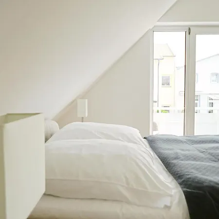LIGHTHOUSE HOMES - Premium 90qm Ferienwohnung mit 2SZ und Terrasse am Kirchenplatz, 500m zum Strand *