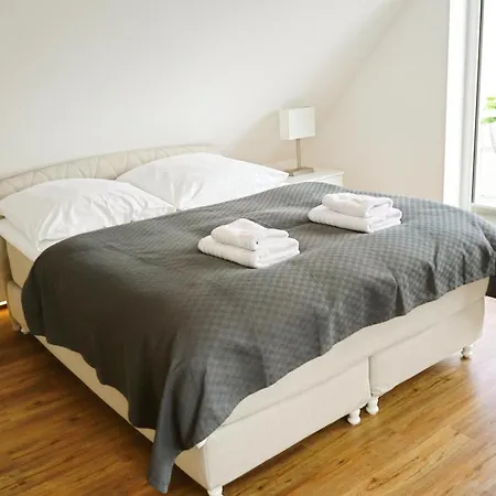 LIGHTHOUSE HOMES - Premium 90qm Ferienwohnung mit 2SZ und Terrasse am Kirchenplatz, 500m zum Strand Apartment