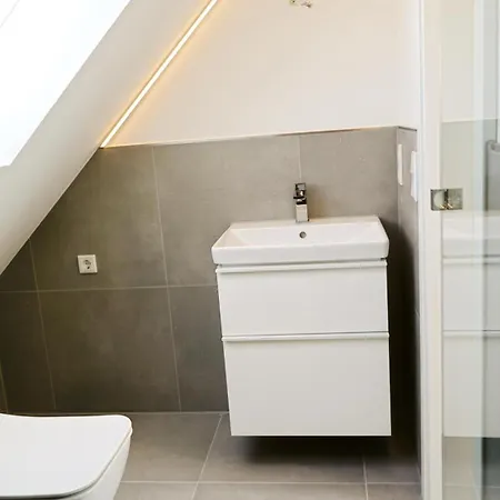 LIGHTHOUSE HOMES - Premium 90qm Ferienwohnung mit 2SZ und Terrasse am Kirchenplatz, 500m zum Strand Apartment *
