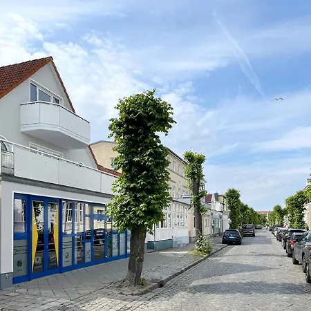 LIGHTHOUSE HOMES - Premium 90qm Ferienwohnung mit 2SZ und Terrasse am Kirchenplatz, 500m zum Strand Apartment *